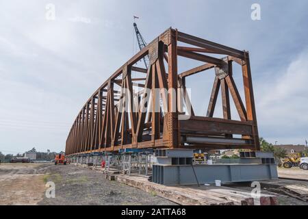 Leware Construction Company baut eine Golf Cart Bridge, die SR 44 innerhalb der Dörfer, Florida USA, überquert Stockfoto