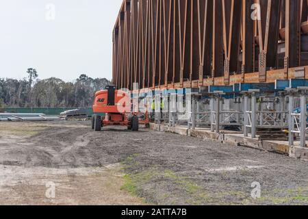 Leware Construction Company baut eine Golf Cart Bridge, die SR 44 innerhalb der Dörfer, Florida USA, überquert Stockfoto