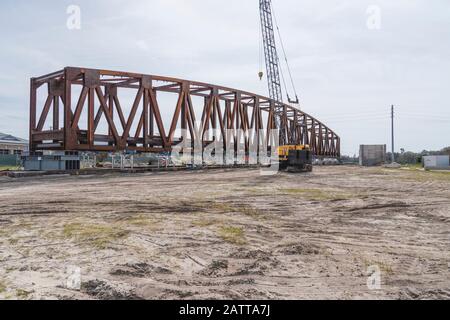 Leware Construction Company baut eine Golf Cart Bridge, die SR 44 innerhalb der Dörfer, Florida USA, überquert Stockfoto