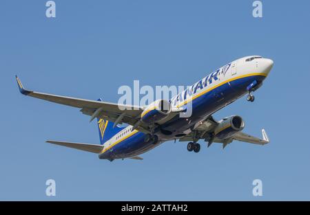 Flugzeuge vom Typ Ryanair Boeing 737 auf dem Weg zum Flughafen Birmingham Stockfoto