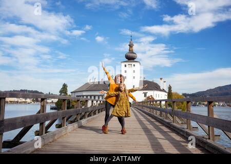 Glückliche Mädchen gehen über die Brücke zum Burgort, österreich. Familienausflug Stockfoto