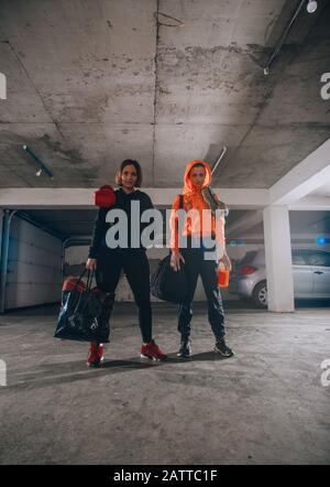 Zwei Boxerfreunde stehen in einer Garage mit Boxausrüstung Stockfoto