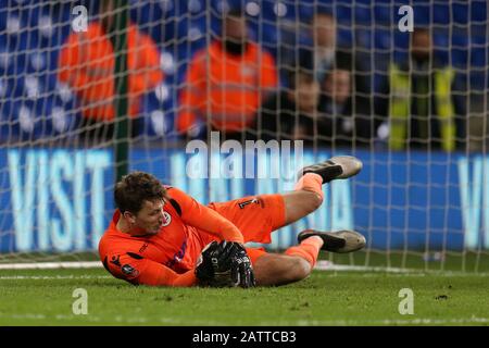 Cardiff, Großbritannien. Februar 2020. SAM Walker, der Torhüter von Reading rettet im Penaltyschießen einen Elfmeter. The Emirates FA Cup, 4. Runde Wiederholungsspiel, Cardiff City V Reading im Cardiff City Stadium am Dienstag, 4. Februar 2020. Dieses Bild darf nur für redaktionelle Zwecke verwendet werden. Nur redaktionelle Nutzung, Lizenz für kommerzielle Nutzung erforderlich. Keine Verwendung bei Wetten, Spielen oder einer einzelnen Club-/Liga-/Spielerpublikationen. PIC von Andrew Orchard/Andrew Orchard Sportfotografie/Alamy Live News Credit: Andrew Orchard Sportfotografie/Alamy Live News Stockfoto