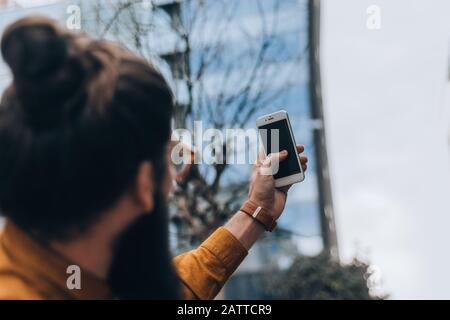 Nahaufnahme des Porträts eines fröhlichen bärtigen Mannes, der selfie nimmt Stockfoto