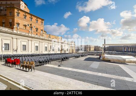 Die Stühle sind als Vorbereitung für eine religiöse Zeremonie auf dem Petersplatz in der Vatikanstadt aufgestellt. Stockfoto