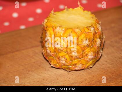 Ein kleiner goldener Ananasschnitt, die Vorteile von Ananas Stockfoto