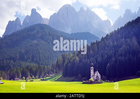Weltberühmte St. Johann Kirche in den Alpen der Alpen. Schöne Landschaft. Stockfoto