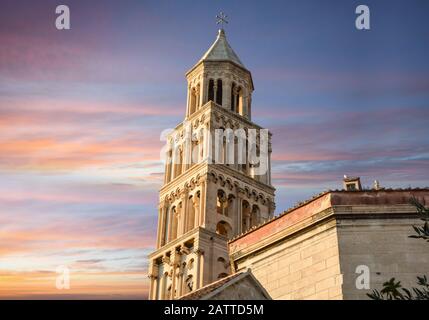 Der Turm der Kathedrale Saint-Dommuth bei Sonnenuntergang in der Altstadt von Split im Diokletianpalast, Kroatien. Stockfoto