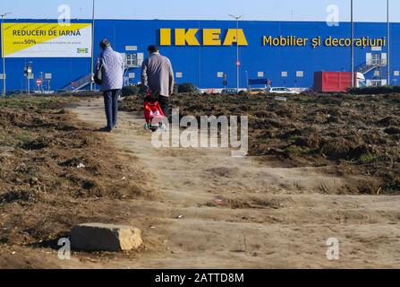 Bukarest, Rumänien - 13. Januar 2020: Ein älteres Paar geht auf eine schlechte Straße zum IKEA Bucharest Baneasa Store im Norden von Bukarest, Rumänien. Stockfoto