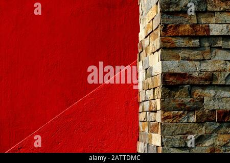 Abstrakte Minimalistische Architektur, rote Wand und Steinsteine Stockfoto