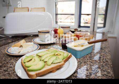 Köstliches französisches Frühstück - Toaster, Toast mit Avocado, Käse, Kaffee Stockfoto