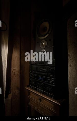 BARILOCHE, ARGENTINIEN, 18. JUNI 2019: Nahaufnahme der alten Stereoanlage mit dem Radio als Hintergrundambition an einem ruhigen Ort. Stockfoto