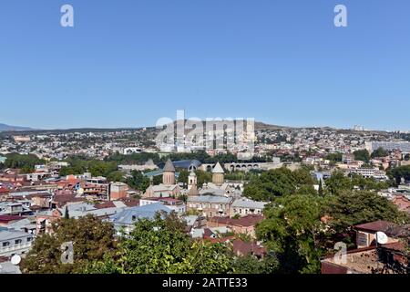 Panoramablick auf Tiflis vom Sololaki-Hügel: Die Kathedrale der Heiligen Dreifaltigkeit, das Musiktheater und das Ausstellungszentrum; und das Stadtzentrum (Republik Georgien) Stockfoto