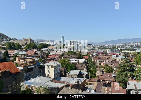 Panoramablick auf Tiflis vom Sololaki-Hügel: Gebäude der Regierung Georgiens und Millennium Hotel (Georgien) Stockfoto