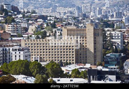 Gebäude der Regierung Georgiens, Panoramaaussicht vom Sololaki-Hügel, Tiflis Stockfoto