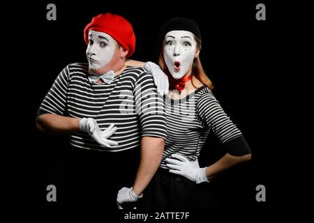 Comedy-Sketch von Mimen. Taille hoch Porträt von Mann und Frau Stockfoto