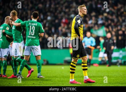 Bremen, Deutschland. Februar 2020. Erling Haaland (1. R) aus Dortmund reagiert nach einem Spiel des deutschen Pokals 2019-2020 3. Runde zwischen dem SV Werder Bremen und Borussia Dortmund in Bremen am 4. Februar 2020. Credit: Kevin Voigt/Xinhua/Alamy Live News Stockfoto