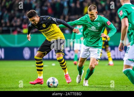 Bremen, Deutschland. Februar 2020. Jadon Sancho (L) von Dortmund Vies mit Maximilian Eggestein von Bremen während eines 3. Saisonspiels des deutschen Pokals 2019-2020 zwischen dem SV Werder Bremen und Borussia Dortmund in Bremen am 4. Februar 2020. Credit: Kevin Voigt/Xinhua/Alamy Live News Stockfoto