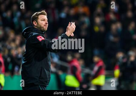 Bremen, Deutschland. Februar 2020. Cheftrainer Florian Kohfeldt von Bremen reagiert beim 3. Spiel um den deutschen Pokal 2019-2020 zwischen dem SV Werder Bremen und Borussia Dortmund in Bremen am 4. Februar 2020. Credit: Kevin Voigt/Xinhua/Alamy Live News Stockfoto