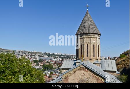 Tiflis: Kirche Sankt Nikolaus mit Panoramablick auf das Stadtzentrum vom Sololaki-Hügel im Hintergrund (Georgien) Stockfoto