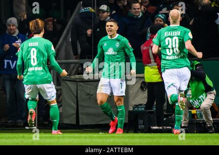 Bremen, Deutschland. Februar 2020. Milot Rashica (C) aus Bremen feiert seine Punkteausbeute bei einem 3. Spiel um den deutschen Pokal 2019-2020 zwischen dem SV Werder Bremen und Borussia Dortmund in Bremen am 4. Februar 2020. Credit: Kevin Voigt/Xinhua/Alamy Live News Stockfoto