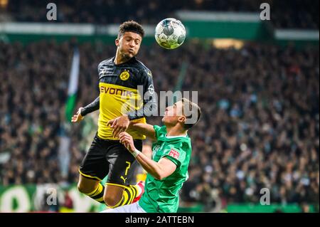 Bremen, Deutschland. Februar 2020. Jadon Sancho (TOP) aus Dortmund Vies mit Marco Friedl aus Bremen beim 3. Spiel um den deutschen Pokal 2019-2020 zwischen dem SV Werder Bremen und Borussia Dortmund in Bremen am 4. Februar 2020. Credit: Kevin Voigt/Xinhua/Alamy Live News Stockfoto