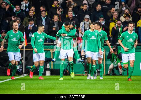 Bremen, Deutschland. Februar 2020. Davie Selke (3. L) aus Bremen feiert am 4. Februar 2020 mit Mannschaftskameraden beim 3. Saisonspiel des deutschen Pokals 2019-2020 zwischen dem SV Werder Bremen und Borussia Dortmund in Bremen seine Punkteränge. Credit: Kevin Voigt/Xinhua/Alamy Live News Stockfoto