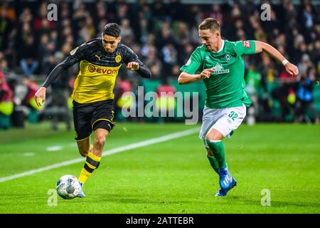 Bremen, Deutschland. Februar 2020. Achraf Hakimi (L) von Dortmund Vies mit Marco Friedl von Bremen beim 3. Spiel um den deutschen Pokal 2019-2020 zwischen dem SV Werder Bremen und Borussia Dortmund in Bremen am 4. Februar 2020. Credit: Kevin Voigt/Xinhua/Alamy Live News Stockfoto