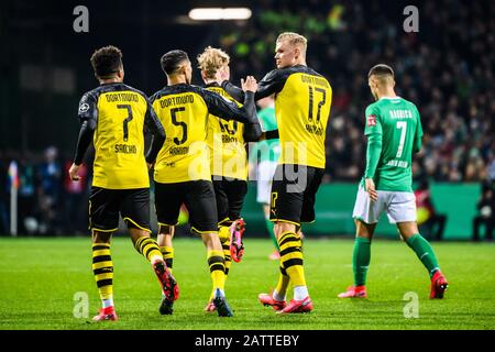 Bremen, Deutschland. Februar 2020. Erling Haaland (2. R) aus Dortmund feiert am 4. Februar 2020 mit Mannschaftskameraden beim 3. Saisonspiel des deutschen Pokals 2019-2020 zwischen dem SV Werder Bremen und Borussia Dortmund in Bremen seine Punkteränge. Credit: Kevin Voigt/Xinhua/Alamy Live News Stockfoto