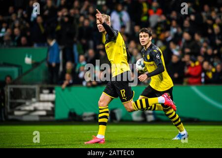 Bremen, Deutschland. Februar 2020. Erling Haaland (L) aus Dortmund feiert seine Punkteausbeute bei einem 3. Spiel um den deutschen Pokal 2019-2020 zwischen dem SV Werder Bremen und Borussia Dortmund in Bremen am 4. Februar 2020. Credit: Kevin Voigt/Xinhua/Alamy Live News Stockfoto