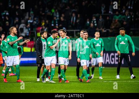 Bremen, Deutschland. Februar 2020. Bremens Spieler feiern den Sieg nach einem 3. Saisonspiel des deutschen Pokals 2019-2020 zwischen dem SV Werder Bremen und Borussia Dortmund in Bremen am 4. Februar 2020. Credit: Kevin Voigt/Xinhua/Alamy Live News Stockfoto