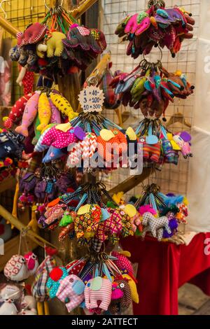 Nahaufnahme der handgefertigten Elefantenschlüsselkette, die im Souvenir-Stall am Chatuchak-Wochenendmarkt in Bangkok, Thailand, verkauft wird. Stockfoto