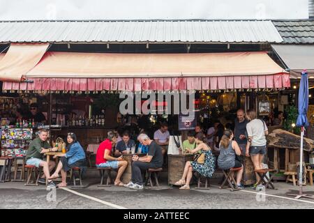 Bangkok, Thailand - November 2.2019: Die Leute können ihr Getränk im Café auf dem Chatuchak-Wochenendmarkt sehen. Stockfoto