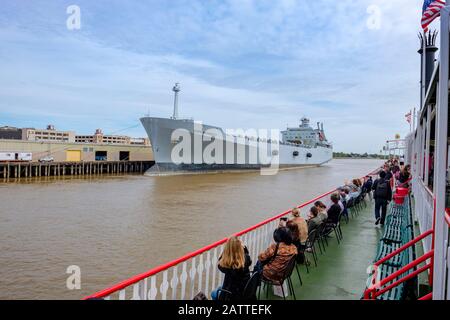 Steamboat Natchez Passagiere an Deck mit Blick auf MV Cape Kennedy Schiff, Mississippi River, New Orleans, Louisiana, USA Stockfoto