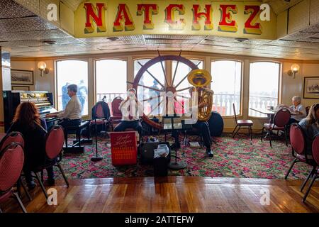 Steamboat Natchez Jazz Band Musiker spielen für Passagiere auf dem Innendeck, Mississipi River, New Orleans, Louisiana, USA Stockfoto