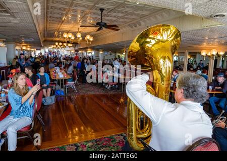 Steamboat Natchez Jazz Band Musiker spielen für Passagiere auf dem Innendeck, Mississipi River, New Orleans, Louisiana, USA Stockfoto