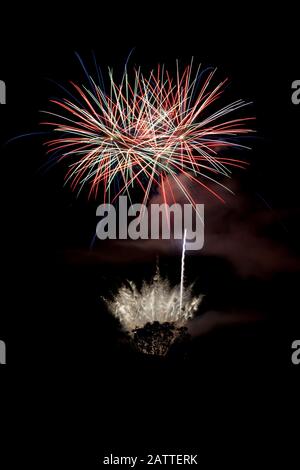 Eine bunte Explosion von Feuerwerkskörpern am vierten Juli im Devils Tower National Monument in Wyoming. Stockfoto