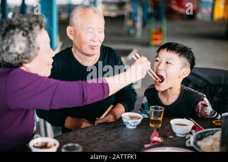 Großmutter ihren Enkel Fütterung im Restaurant Stockfoto