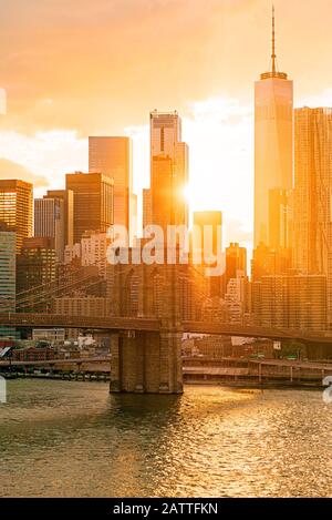 Freedom Tower One World Trade Center Brooklyn Bridge Sonnenuntergang New York Skyline New York City Stockfoto