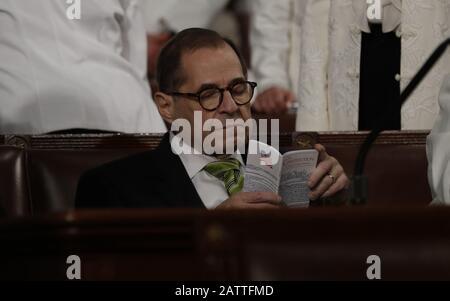 Washington DC, USA. Februar 2020. Jerry Nadler (D-NY), Vorsitzender des House Impeachment Managers und Des Judikative Committee, sitzt in seinem Sitz und liest eine Taschenkopie der US-Verfassung, während er auf den Beginn der Rede von US-Präsident Donald Trumps State of the Union zu einer gemeinsamen Sitzung des US-Kongresses im Parlament wartet Kammer des US-Kapitols in Washington, 4. Februar 2020.Credit: Leah Millis/Pool über CNP /MediaPunch Credit: MediaPunch Inc/Alamy Live News Stockfoto