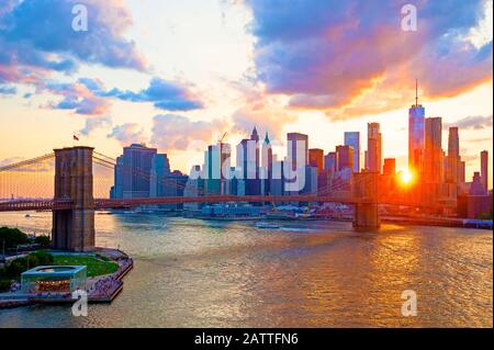 New York Skyline Sonnenuntergang East River Brooklyn Bridge New York City One World Trade Center Freedom Tower Stockfoto