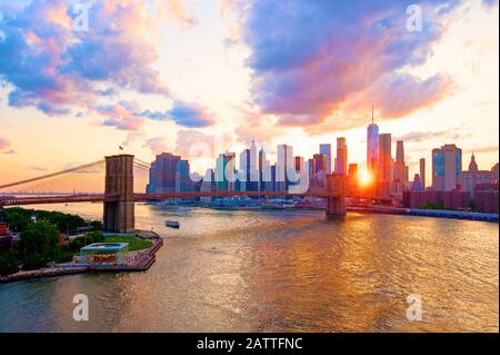 New York Skyline Sunset East River Brooklyn Bridge New York City Stockfoto