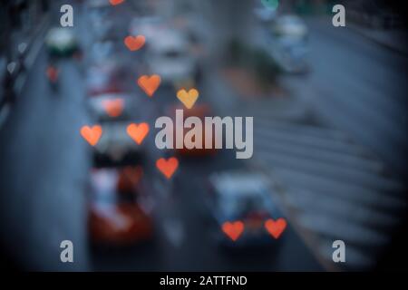 Herzförmiges Bokeh aus Lichtern aus Autos Stockfoto