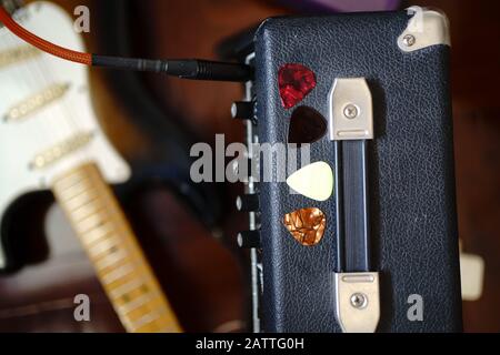 Guitar Picks auf Gitarrenverstärker Stockfoto