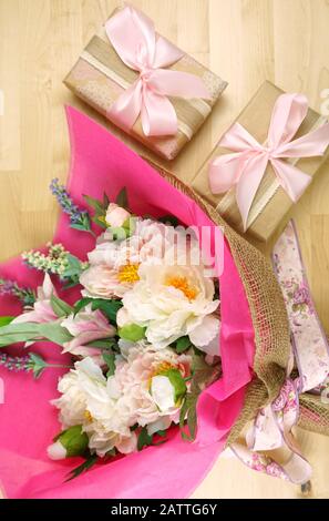 Blumen in rosa Gewebe und Hessischen moderne Verpackung flach verpackt für Muttertag, Geburtstag oder Valentinstag feiern. Stockfoto