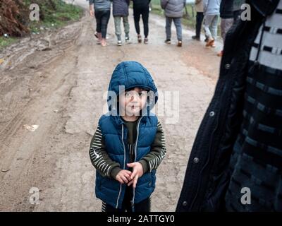 Kleiner Junge aus dem Irak im Flüchtlingslager Usivak.In Bosnien und Herzegowina versuchen rund 8000 Flüchtlinge und Migranten, einen Weg zu finden, wie man die Grenze zu Kroatien überquert und weiter in die westeuropäischen Länder kommt. Einige von ihnen leben in überfüllten Flüchtlingslagern, einige von ihnen bedrängen verlassene Gebäude oder schlafen einfach auf den Straßen. Viele von ihnen berichten, dass, wenn sie von der kroatischen Polizei an der Grenze gefangen werden, sie geschlagen werden, ihr Geldmittel, Smartphones und Wertgegenstände gestohlen werden, Jacken und Schuhe verbrannt werden und sie von den Grenzbeamten geschlagen werden. Stockfoto