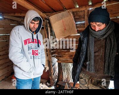 Männer aus Pakistan zeigen ihre Hausbesetzer, wo sie sich im Winter in Bihac aufhalten.In Bosnien und Herzegowina versuchen rund 8000 Flüchtlinge und Migranten, einen Weg zu finden, wie sie die Grenze zu Kroatien überschreiten und weiter in die westeuropäischen Länder zu gelangen. Einige von ihnen leben in überfüllten Flüchtlingslagern, einige von ihnen bedrängen verlassene Gebäude oder schlafen einfach auf den Straßen. Viele von ihnen berichten, dass, wenn sie von der kroatischen Polizei an der Grenze gefangen werden, sie geschlagen werden, ihr Geldmittel, Smartphones und Wertgegenstände gestohlen werden, Jacken und Schuhe verbrannt werden und sie von den Grenzbeamten geschlagen werden. Stockfoto