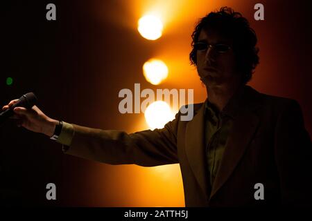 Porto, Portugal. Februar 2020. Lias Kaci Saoudi von der englischen Rockband Fat White Family tritt live auf der Bühne im Hard Club in Porto auf. Credit: Sopa Images Limited/Alamy Live News Stockfoto