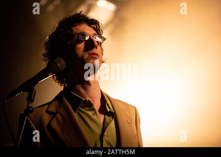 Porto, Portugal. Februar 2020. Lias Kaci Saoudi von der englischen Rockband Fat White Family tritt live auf der Bühne im Hard Club in Porto auf. Credit: Sopa Images Limited/Alamy Live News Stockfoto