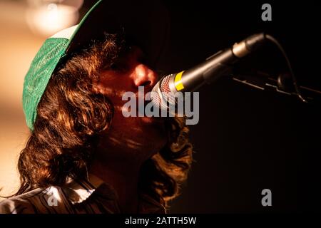 Porto, Portugal. Februar 2020. Adam Brennan von der englischen Rockband Fat White Family tritt live auf der Bühne im Hard Club in Porto auf. Credit: Sopa Images Limited/Alamy Live News Stockfoto